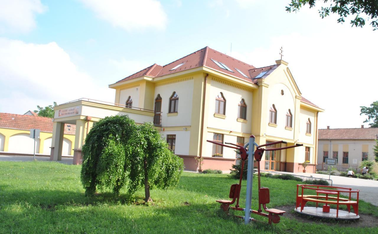MAMRE Szálló Hajduboszormeny Esterno foto