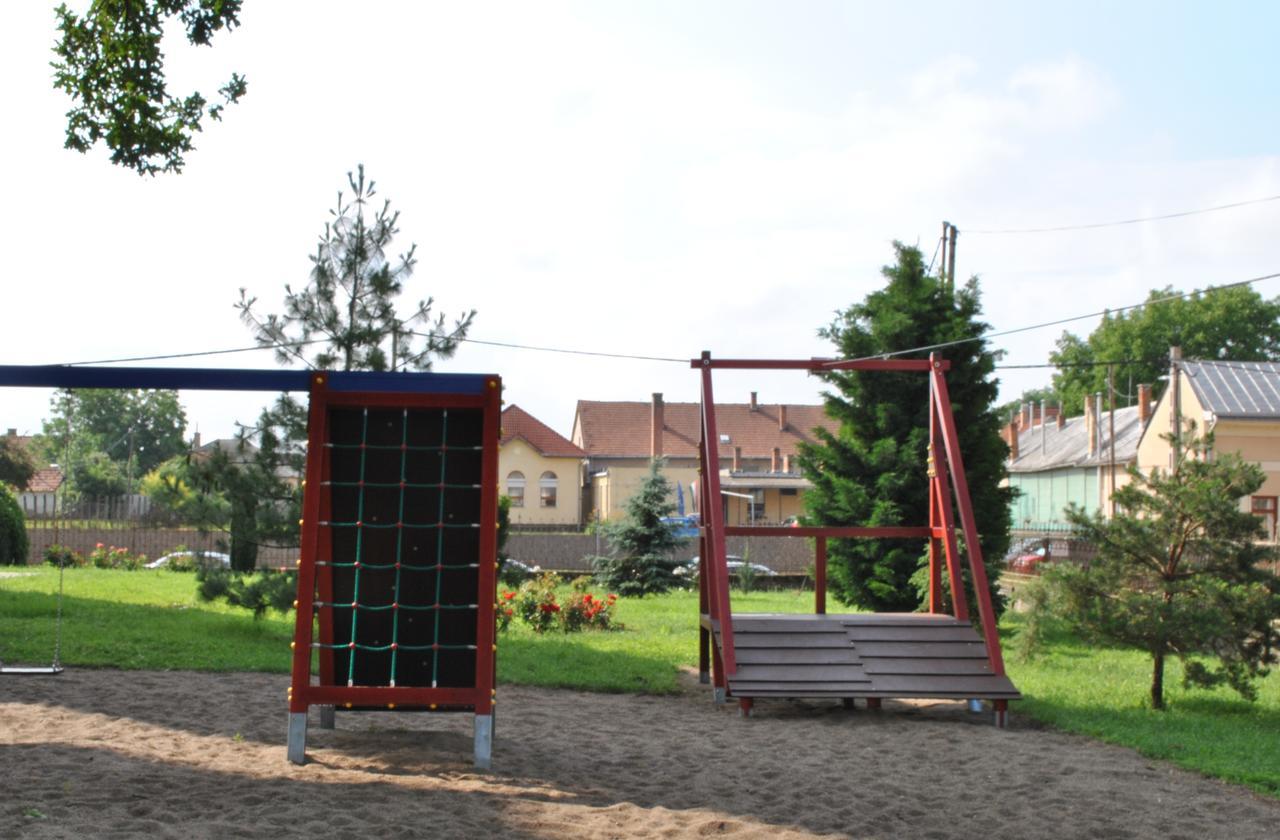 MAMRE Szálló Hajduboszormeny Esterno foto